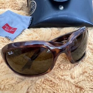 Ray-Ban Tortoiseshell 4123 Classic Sunglasses